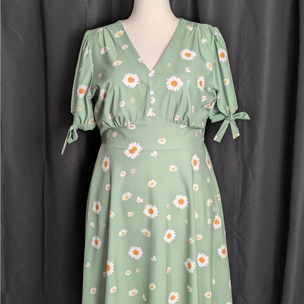 Elegant Vintage Puffed Short Sleeve Daisy Print Midi Dress in Green